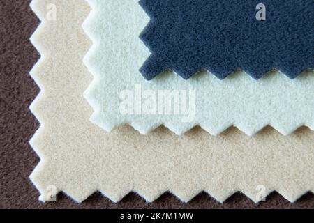 Eine Palette aus weichem Velours-Stoff in verschiedenen Farben für Möbelpolster als Hintergrund-Nahaufnahme, Modestoff für Backdrops Stockfoto