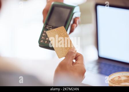 War die Zahlung erfolgreich? Ein Mann, der mit einer NFC-Maschine für seinen Kaffee bezahlt. Stockfoto
