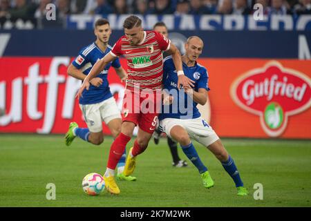 Ermedin DEMIROVIC (A) gegen Henning MATRICIANI (GE), Action, Duelle, Fußball 1. Bundesliga, 08. Spieltag, FC Schalke 04 (GE) - FC Augsburg (A) 2: 3, am 2.. Oktober 2022 in Gelsenkirchen/Deutschland. #Die DFL-Vorschriften verbieten die Verwendung von Fotos als Bildsequenzen und/oder quasi-Video # © Stockfoto