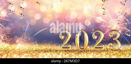2023 - Goldene Zahlen Auf Glitter Mit Feuerwerk - Neujahrsfeier Mit Abstraktem, Unschärfem Hintergrund Stockfoto