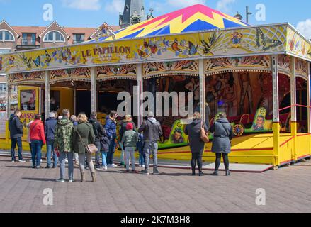 Sint Niklaas, Belgien, 05. Mai 2019, Menschen stehen und sehen sich die Messe-Attraktion Raupe an Stockfoto