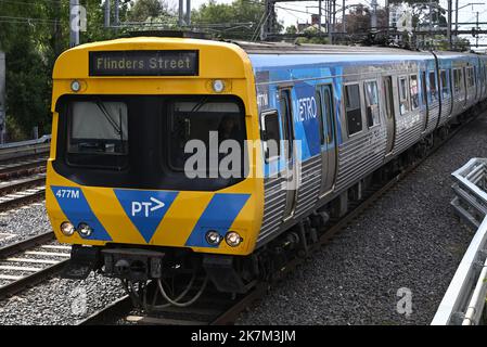 Vorderansicht eines alten Comeng-Zuges mit aktueller PTV- und Metro Melbourne-Lackierung, der zum Bahnhof Flinders Street führt Stockfoto