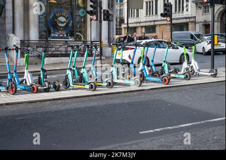 Elektrische Motorroller von Lime, Tier und Dott können im zentralen Reservat an der Kreuzung von St James Street und Piccadilly gemietet werden. London, England, Großbritannien Stockfoto