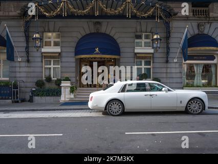 White Rolls Royce und Portiers am Eingang der Arlington Street zum Ritz Hotel. Piccadilly, London, England, Großbritannien Stockfoto