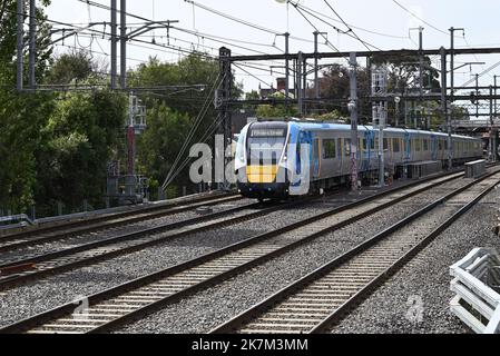 Eine neue HCMT mit den aktuellen gelben und blauen Metro-Zügen in Melbourne-Lackierung, die durch die inneren Vororte in Richtung Flinders Street Station fährt Stockfoto