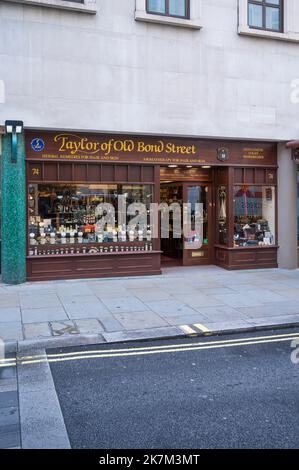 Taylor of Old Bond Street, ein Friseurladen und -Geschäft, das luxuriöse Rasierprodukte und Pflegezubehör für Herren verkauft. Jermyn Street, London, England, Großbritannien Stockfoto