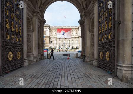 Blick auf die Royal Academy of Arts durch den Eingangsbogen auf Piccadilly. London, England, Großbritannien Stockfoto