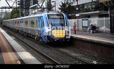 Der neue High Capacity Metro Train kommt am Bahnhof South Yarra an, bevor es weiter nach Cranbourne in den Außenbezirken von Melbourne geht Stockfoto