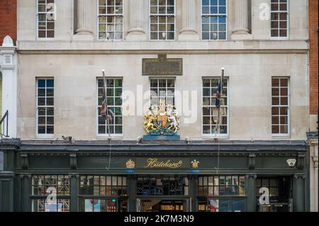 Das Äußere von Hatchards, angeblich die älteste Buchhandlung im Vereinigten Königreich, wurde 1797 von John Hatchard auf Piccadilly gegründet. London, England, Großbritannien. Stockfoto