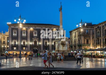 Brunnen des Elefanten geschnitzt aus Basalto auf der Piazza del Duomo in der sizilianischen Stadt Catania. Stockfoto