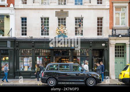 Das Äußere von Hatchards, angeblich die älteste Buchhandlung im Vereinigten Königreich, wurde 1797 von John Hatchard auf Piccadilly gegründet. London, England, Großbritannien. Stockfoto