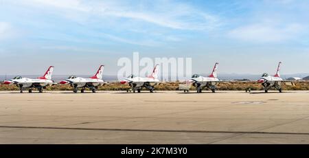 USAF Thunderbirds stellten sich am 10/16/2022 auf dem Luftwaffenstützpunkt Edwards an Stockfoto