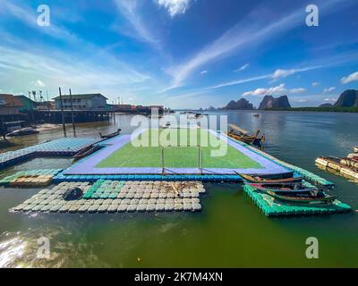 Ko Panyi oder Koh Panyee schwimmender Fußballplatz im muslimischen Fischerdorf in der Provinz Phang Nga, Thailand Stockfoto