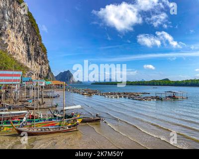 Luftaufnahme von Ko Panyi oder dem muslimischen Fischerdorf Koh Panyee in der Provinz Phang Nga, Thailand Stockfoto