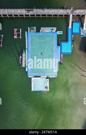 Ko Panyi oder Koh Panyee schwimmender Fußballplatz im muslimischen Fischerdorf in der Provinz Phang Nga, Thailand Stockfoto
