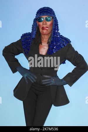 Grace Jones besucht die europäische Premiere von „Glass Onion: A Knives Out Mystery“ in der Royal Festival Hall in London, England. Stockfoto