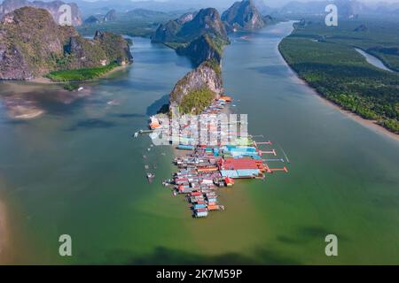 Luftaufnahme von Ko Panyi oder dem muslimischen Fischerdorf Koh Panyee in der Provinz Phang Nga, Thailand Stockfoto