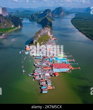 Luftaufnahme von Ko Panyi oder dem muslimischen Fischerdorf Koh Panyee in der Provinz Phang Nga, Thailand Stockfoto