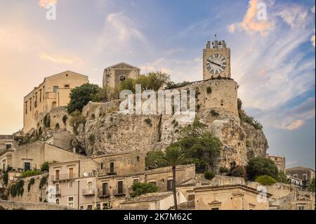 Modica, Italien: 09-21-2022: Das schöne Schloss von Modica bei Sonnenuntergang Stockfoto