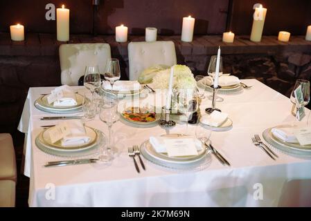 Dekorierter Teller mit Gabel und Löffel. Tisch im Boho-Stil mit Pampas Gras und Grün aufgestellt Stockfoto