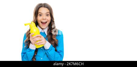 Glückliches Kind halten gelbe Plastikflasche mit Milchprodukten isoliert auf weißem Joghurt. Horizontales Poster mit isoliertem Kindergesicht, Banner-Header, Kopierbereich. Stockfoto