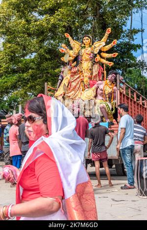 Anhänger tauchen Durga Idol am letzten Tag des Durga Puja Festivals auf den Fluss Ganges ein Stockfoto