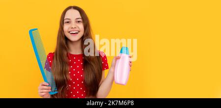 Friseur. Mädchen hat gewellte Haarbürste zu halten. Teen Schönheit Frisur. Flaues Kinderporträt. Kid girl Haarpflege, horizontales Poster. Banner-Kopfzeile Stockfoto