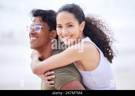 HES war immer die beste Unterstützung. Ein junges Paar, das einen Tag am Strand genießt. Stockfoto