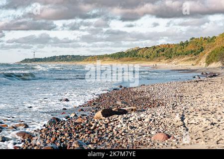 Schöner steiniger Strand und sandige Dünen mit Pinien, Küste an der Ostsee im litauischen Seaside Regional Park Stockfoto