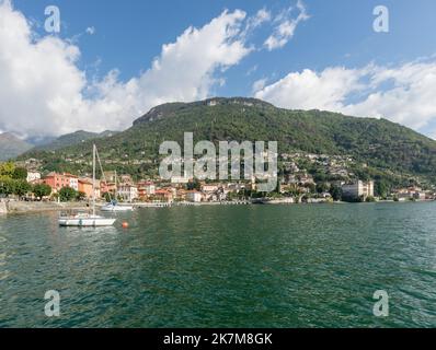 Stadt Gravedona ed Uniti am Comer See, am Wasser mit Palazzo Gallio, Segelboote im Vordergrund Stockfoto