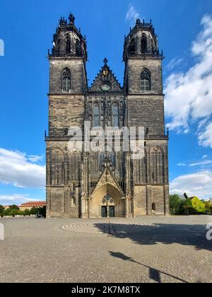 Quadratisches und großes Westportal des Magdeburger Doms. Stockfoto