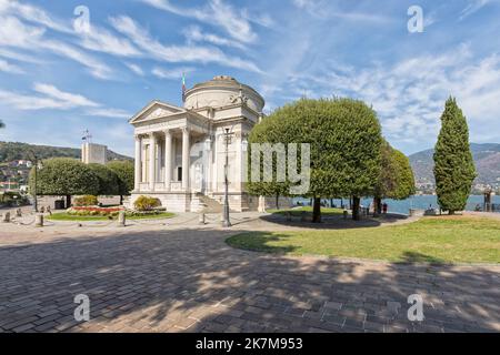 Museum für den historischen Arzt Alessandro Volta, der Tempio Voltiano, in Como, Italien. Unidentable Menschen im Hintergrund Stockfoto