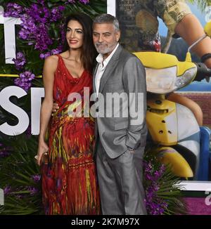 Los Angeles, Kalifornien, USA. 17. Oktober 2022. Das Darstellermitglied George Clooney und seine Frau, der Menschenrechtsanwalt Amal Clooney, nehmen am Montag, den 17. Oktober 2022, an der Premiere des romantischen Comedy-Films „Ticket to Paradise“ im Regency Village Theatre in der Westwood-Sektion von Los Angeles Teil. Storyline: Zwei geschiedene Eltern, David und Georgia Cotton, reisen nach Bali, nachdem sie erfahren haben, dass ihre Tochter Lily plant, einen Mann namens Gede zu heiraten, den sie gerade kennengelernt hat. Kredit: UPI/Alamy Live Nachrichten Stockfoto