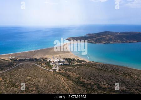 Drohnenfotografie vom Strand Prasonisi. Es ist eine Felseninsel, die mit einem schmalen Streifen sandigen Landes verbunden ist. Rhodos, Dodekanes, Griechenland Stockfoto