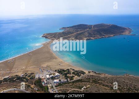 Drohnenfotografie vom Strand Prasonisi. Es ist eine Felseninsel, die mit einem schmalen Streifen sandigen Landes verbunden ist. Rhodos, Dodekanes, Griechenland Stockfoto