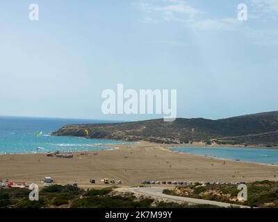 Drohnenfotografie vom Strand Prasonisi. Es ist eine Felseninsel, die mit einem schmalen Streifen sandigen Landes verbunden ist. Rhodos, Dodekanes, Griechenland Stockfoto