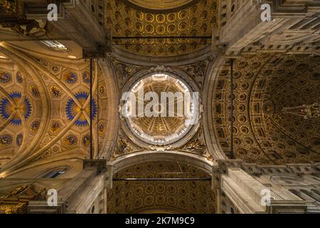 Gewölbe der Kathedrale von Como oder der Cattedrale di Santa Maria Assunta oder des Duomo di Como mit der 75 Meter hohen Kuppel in der Mitte. Stockfoto