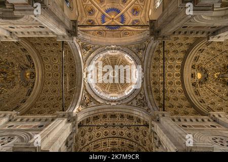 Gewölbe der Kathedrale von Como oder der Cattedrale di Santa Maria Assunta oder des Duomo di Como mit der 75 Meter hohen Kuppel in der Mitte. Stockfoto