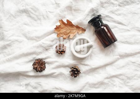 Nachhaltigkeit Konzept kosmetischen Hintergrund braun Glas Schleier mit Produkt flach Lay grün natürliche Schönheit bblog Konzept Stockfoto