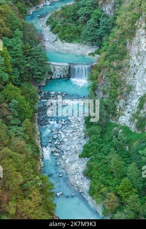 Luftaufnahme der Kaskaden in der Schlucht Gola delle Casandre in Sondrio, Valtellina, Italien Stockfoto