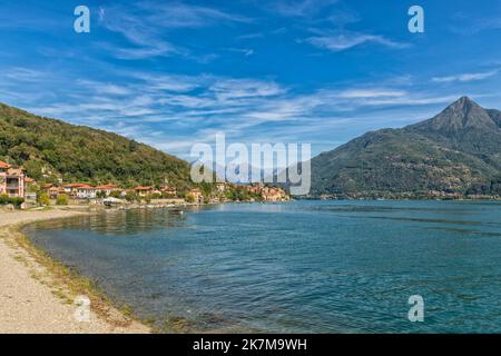 Santa Maria Rezzonico, westlicher See des Lago di Como, Blick von Santa Maria, alpine Berge im Hintergrund Stockfoto