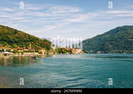 Santa Maria Rezzonico, westlicher See des Lago di Como, Blick von Santa Maria, alpine Berge im Hintergrund Stockfoto