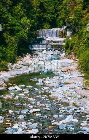 Kaskaden des Flusses Livo bei Domaso am Comer See, Lombardei, Italien. Aufnahme mit langer Belichtung. Stockfoto