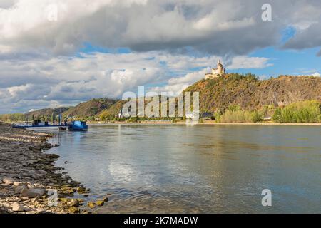 Rhein im UNESCO-Weltkulturerbe Oberes Mittelrheintal in Rheinland-Pfalz. Blick von Rhens auf die Marksburg bei Braubach. Stockfoto