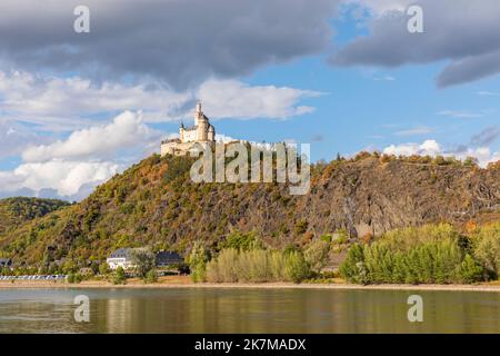 Marksburg aus dem 12.. Jahrhundert oberhalb des Philippsburg-Schlosses in Braubach, einem Dorf im Oberen Mittelrheintal. Stockfoto