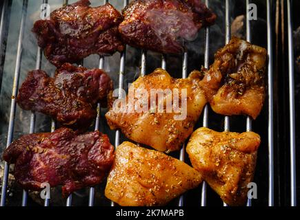 Gegrilltes Fleisch vom Holzkohlegrill Stockfoto