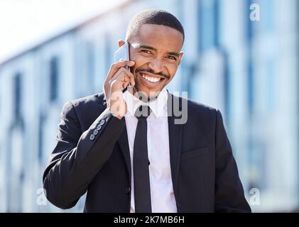 IVE hat Verbindungen. Ein junger Geschäftsmann, der in der Stadt telefoniert. Stockfoto
