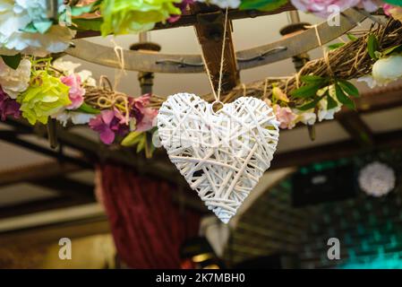 Hochzeit Tischdekoration Herz aus echten Reben und Stroh Stockfoto