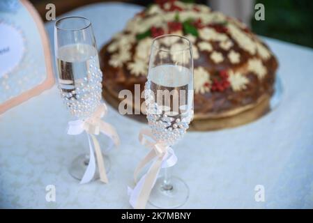 Hochzeitbrot - Brot (Kuchen). Hochzeitsbrot. Ein Laib ist mit Blumen, Ställen, Teigohren geschmückt. Hochzeit. Braut und Bräutigam. Ukrainische Tradition Stockfoto