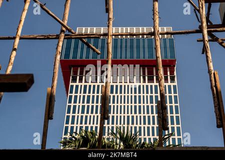 Provisorischer Holzmast für Stützen der Betonkonstruktion eines im Bau befindlichen Gebäudes Stockfoto